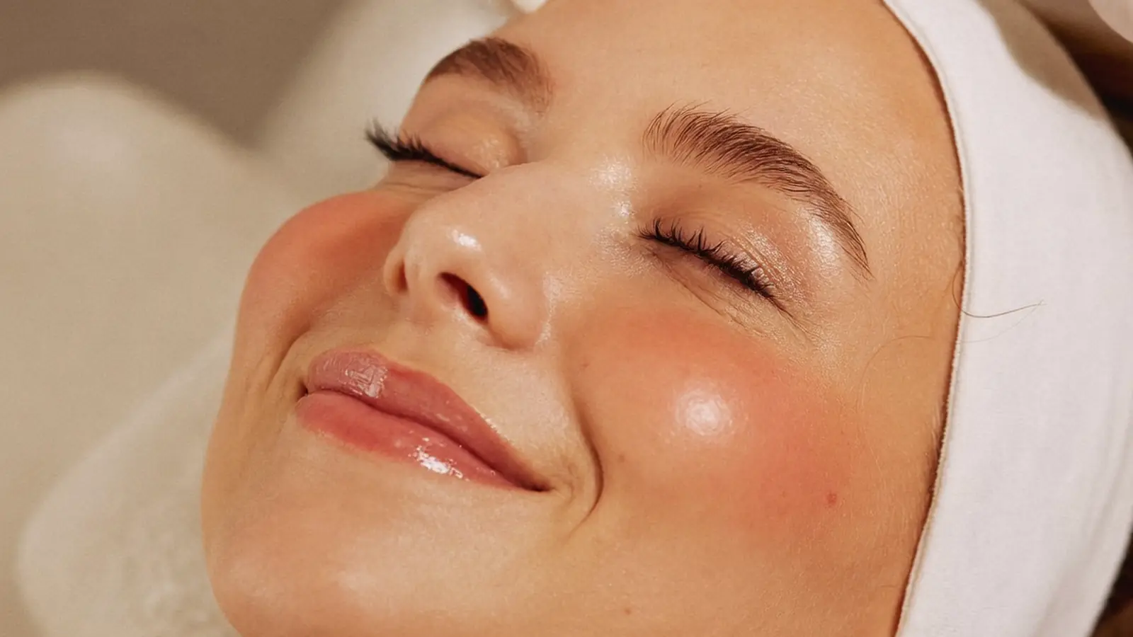 Процедура по уходу за кожей лица в кабинете Beauty